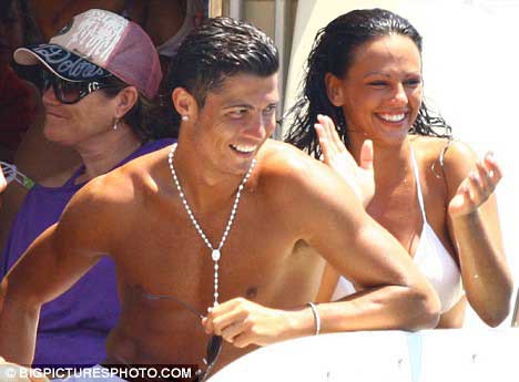Bồ cũ CR7 thích “yêu” trên không trung