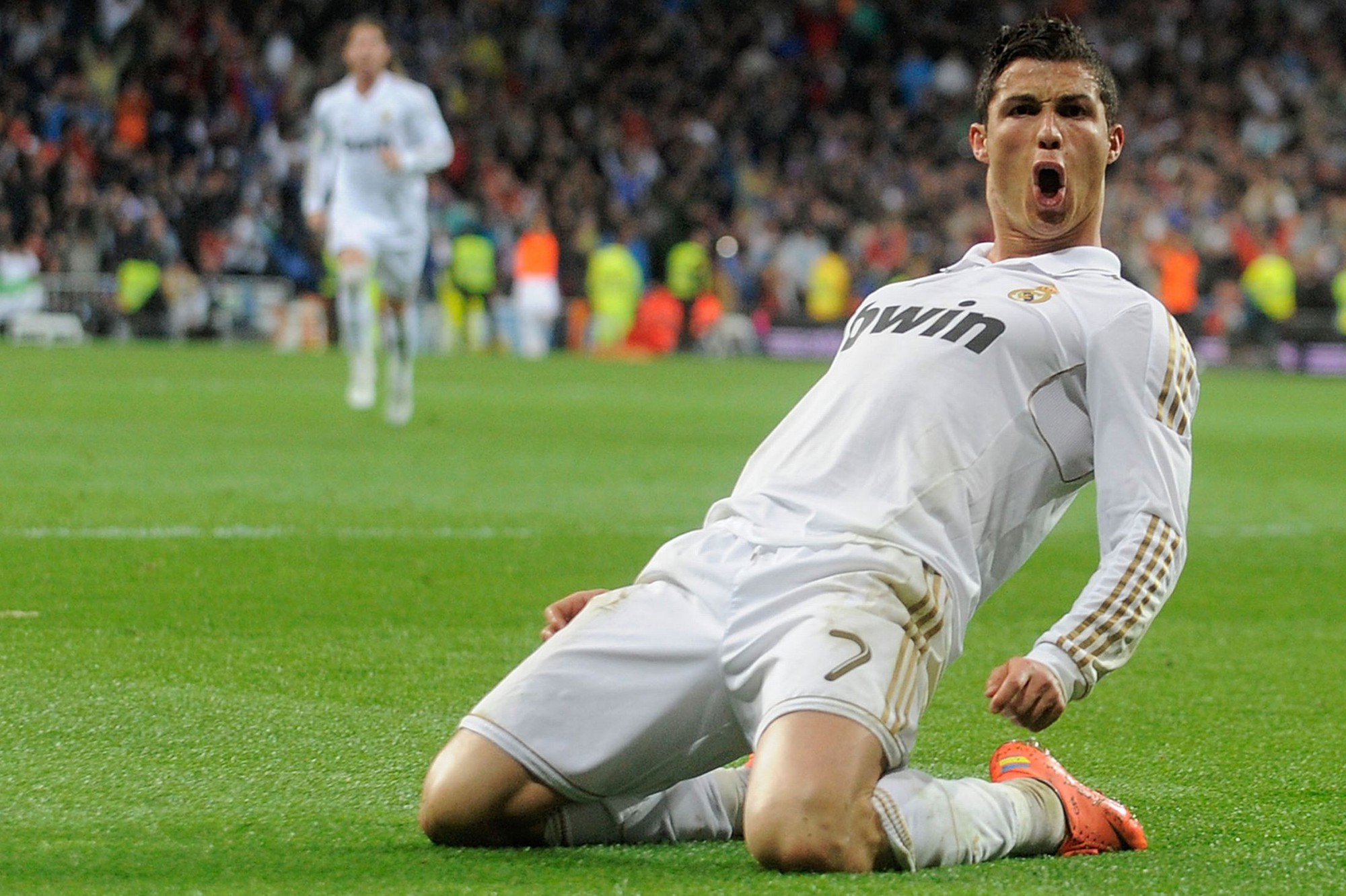 CR7 mừng 5 bàn thắng bằng 5 vũ nữ Granada