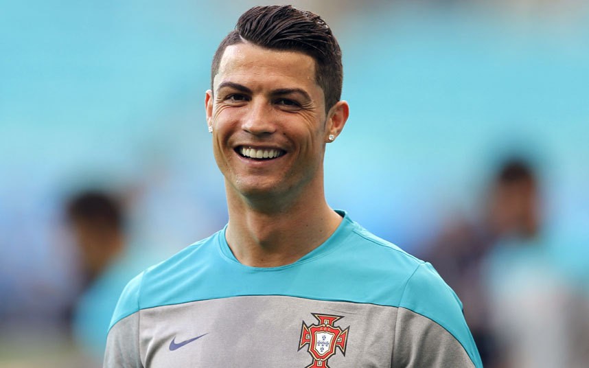 Ronaldo dùng tiền mua “danh ảo”