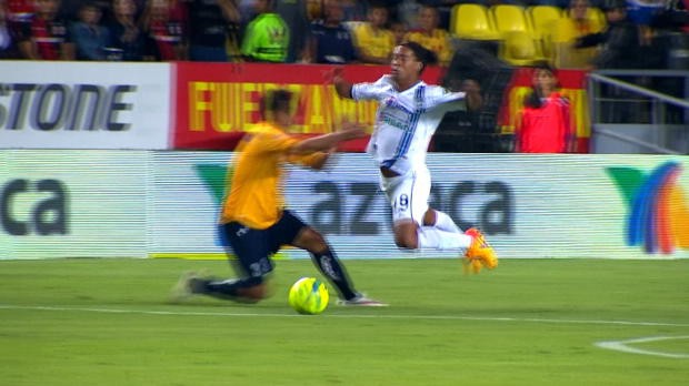 Bước sang tuổi ‘băm’ Ronaldinho mới học ngã vờ