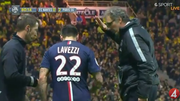 Khoảnh khắc HLV Blanc xấu hổ vì Lavezzi