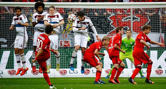 5 pha làm bàn đẹp nhất vòng 31 Bundesliga