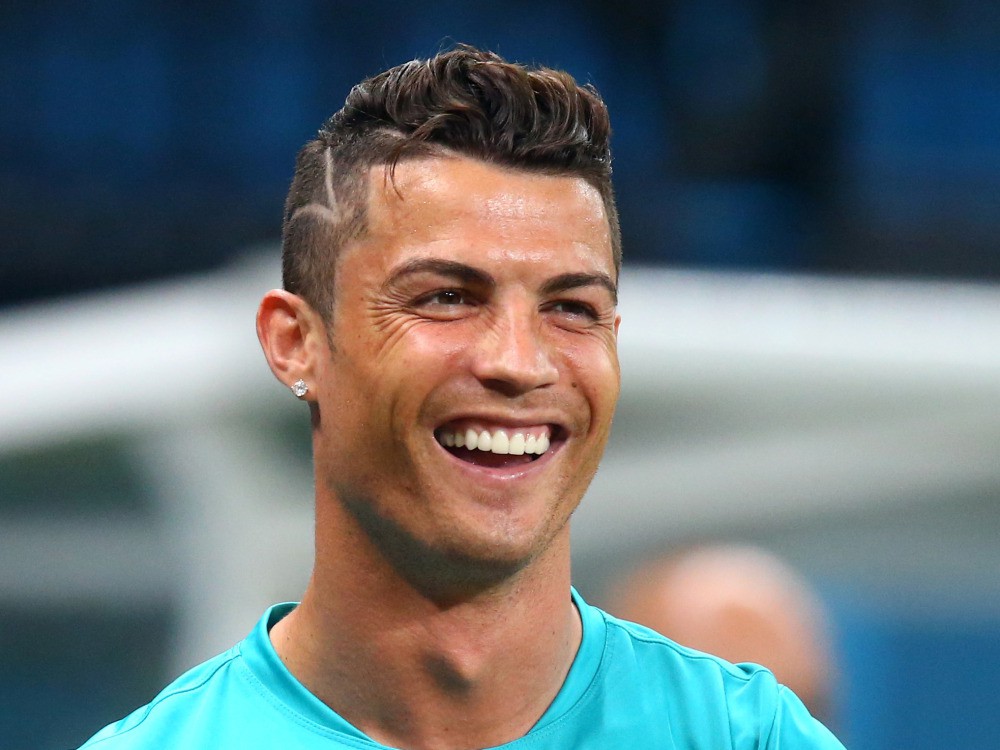 Ronaldo rủ người mẫu Playboy chơi trò “hai mèo, một chuột”