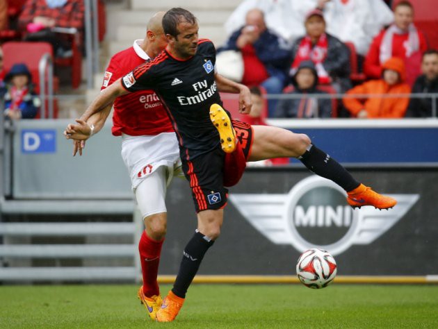 Sốc: Cầu thủ Mainz 05 gặp chấn thương nặng vì đá vào chỗ hiểm đối thủ