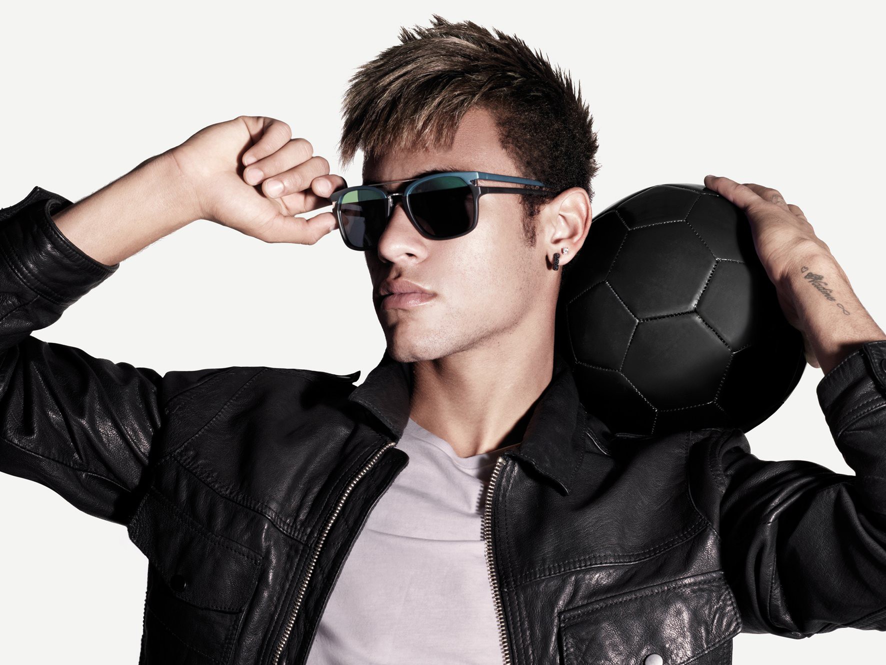 Neymar: Đỏ tình, đỏ cả nghiệp