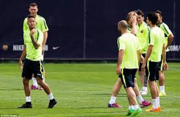 Neymar suýt khổ vì Rakitic trên sân tập