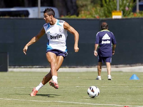 Những pha nhảy múa với trái bóng của CR7 trên sân tập