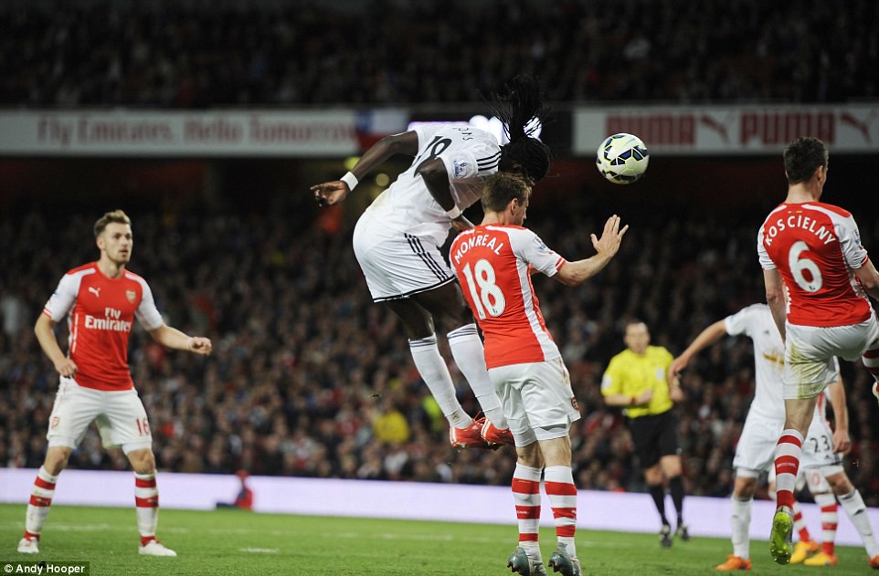 Arsenal 0-1 Swansea City: Cú đấm mang tên Gomis