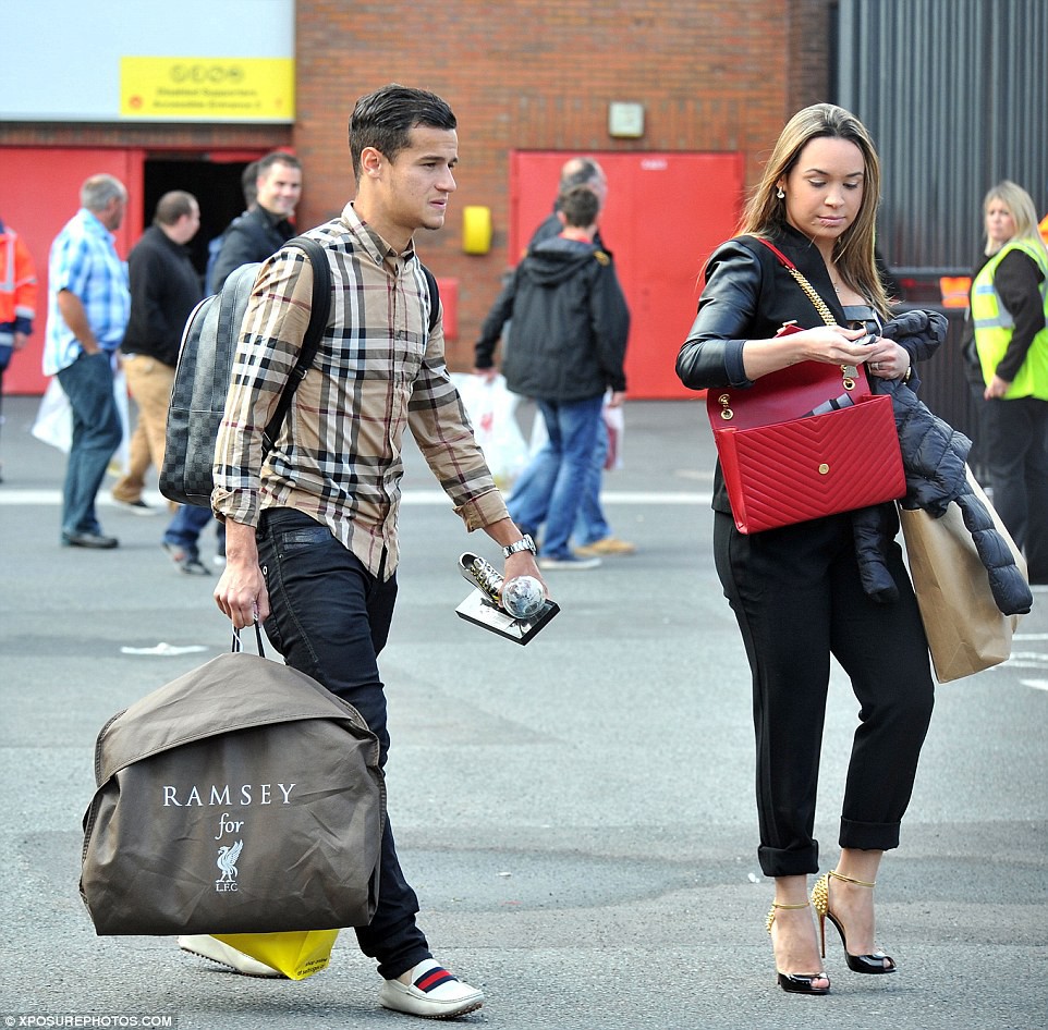 Vợ chồng Coutinho cổ vũ cho Barcelona