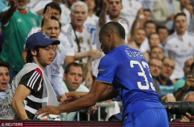 Tình huống Patrice Evra nổi điên vì bị cậu bé nhặt bóng chơi xỏ