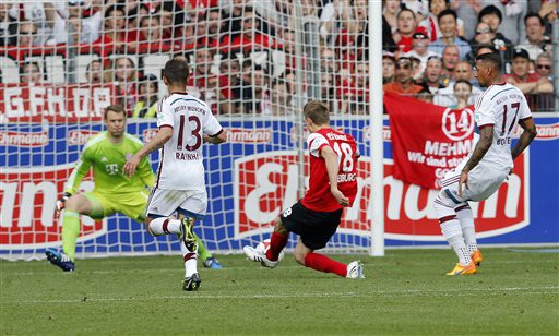 Freiburg 2-1 Bayern Munich: Nhà vua hào phóng