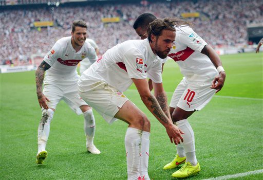 Cầu thủ Stuttgart ăn mừng như khỉ đột
