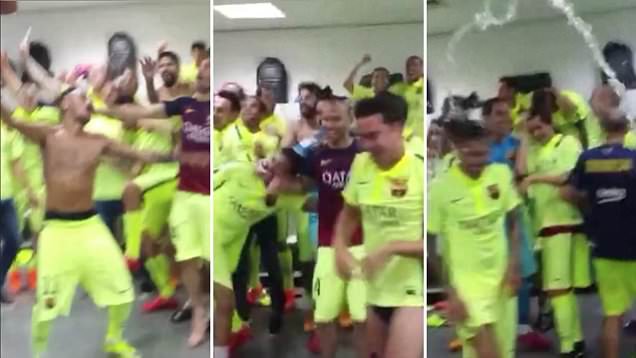 Xavi quên không mặc quần trong lúc ăn mừng chiến thắng cùng đồng đội