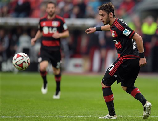 Pha sút phạt của Hakan Calhanoglu đẹp nhất vòng 33 Bundesliga