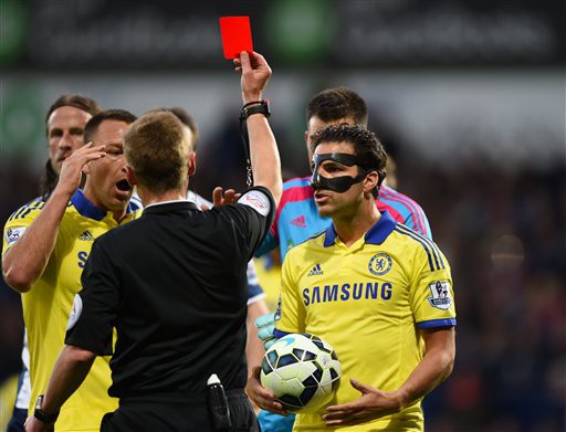 Tình huống nhận thẻ đỏ hài hước của Cesc Fabregas