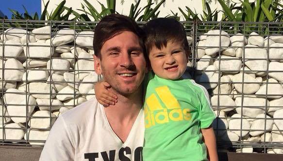 Cửa sổ Facebook: Messi dạy con trai chơi bóng
