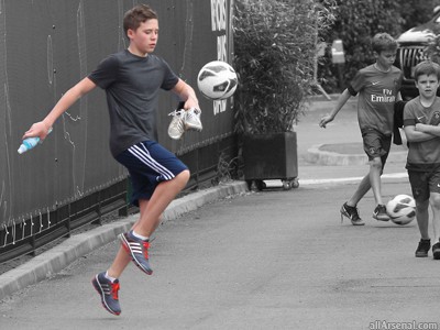 Con trai Beckham khoe tài dứt điểm trúng mục tiêu