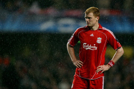 Cú sút phạt trời giáng của cựu cầu thủ Liverpool