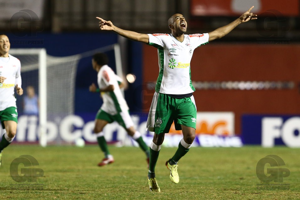 Paulinho lập siêu phẩm từ chấm phạt góc