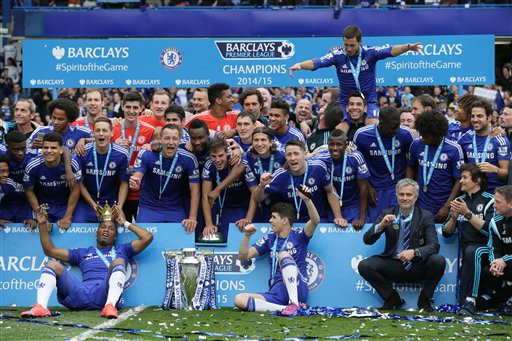 Drogba đội vương miện trong ngày Chelsea nâng cao chiếc cup Premier League