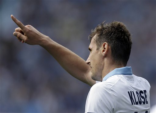 Klose: “Pháo già” phá rào Roma