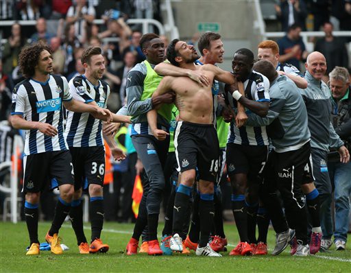 Newcastle 2-0 West Ham: Chích chòe vượt bão