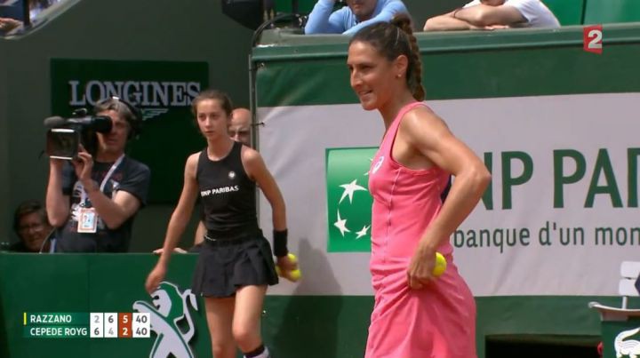 Cú giao bóng như đánh bóng bàn tại Roland Garros