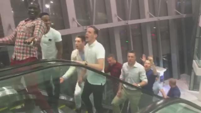 Các cầu thủ Liverpool hát thánh ca Kolo – Yaya Toure tại Dubai