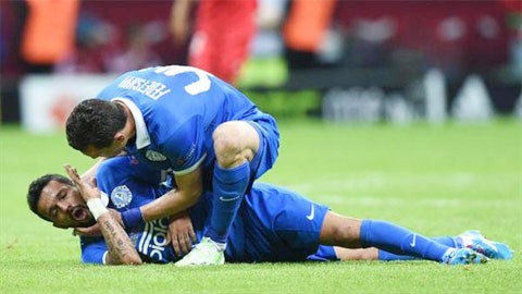 Tiền đạo Dnipro gục như rơm trên sân bóng