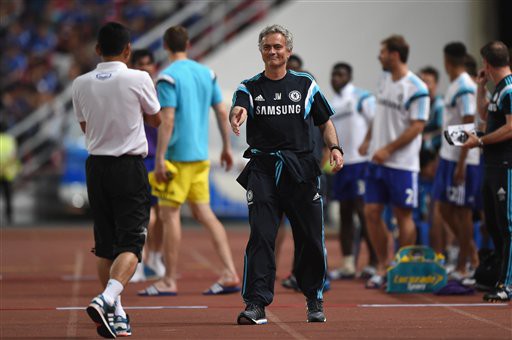 Mourinho xì teen chụp hình cùng cậu bé nhặt bóng