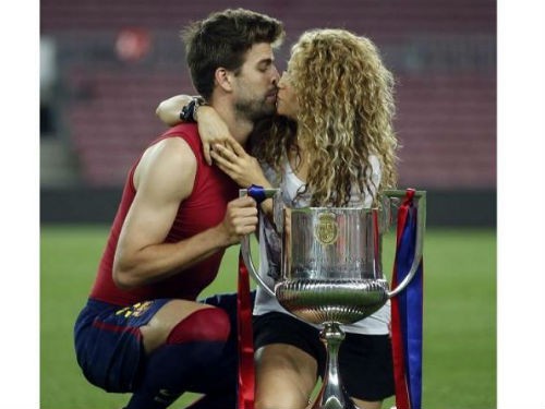Cửa sổ Facebook: Shakira hôn Pique trên sân Nou Camp