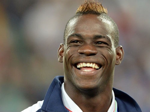 Mario Balotelli “nhập vai” Fred Flintstone và nữ cảnh sát khêu gợi