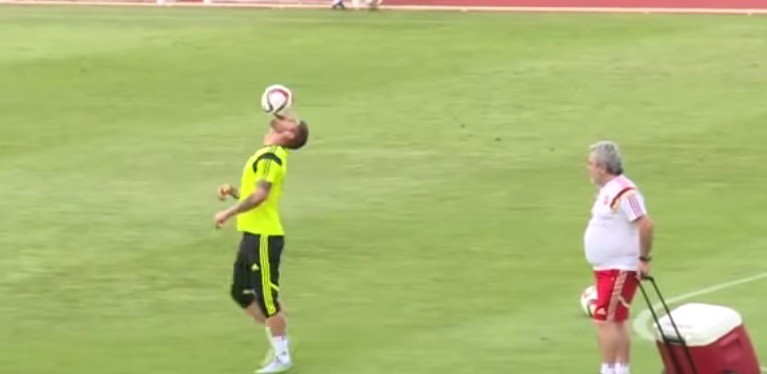 Ramos trổ tài tâng bóng như tiền đạo