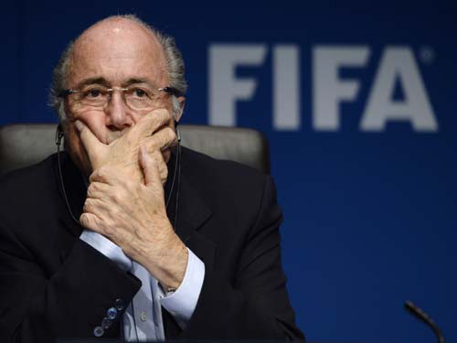 Sepp Blatter từ chức Chủ tịch FIFA: Sức mạnh của người Mỹ