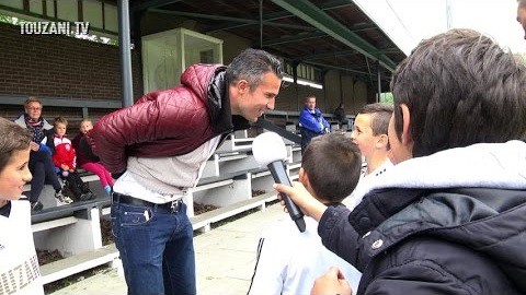 Van Persie nổ súng trong trận đấu với đội bóng của con trai