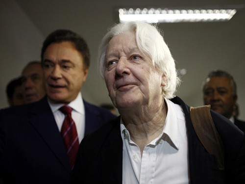 Andrew Jennings, nhà báo từng “vạch mặt” FIFA: Đáng đời “xác sống” Blatter!