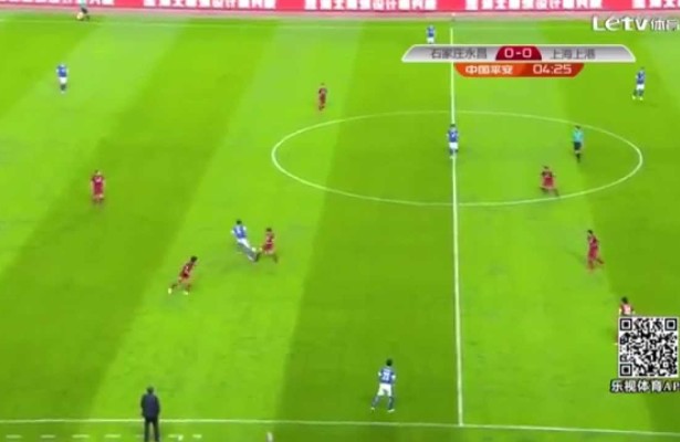 Tuyệt phẩm ‘đốt đền’ của hậu vệ Trung Quốc