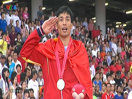 Nguyễn Văn Lai đứng trên bục cao nhất tại nội dung 5000m nam