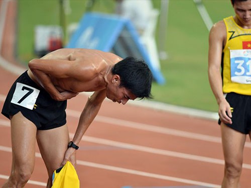 Nguyễn Văn Lai.. ôm bụng về đích nội dung 10.000m