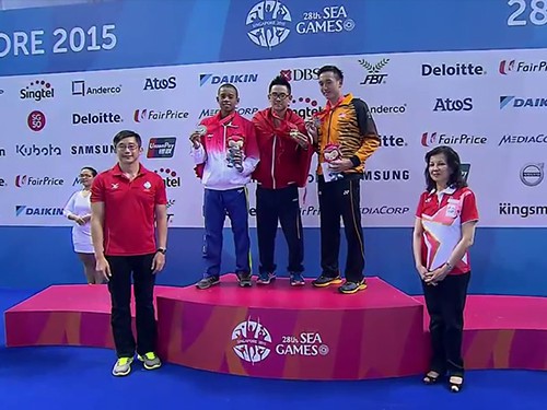 Khoảnh khắc Lâm Quang Nhật nhận HCV sau khi lần đầu phá kỷ lục SEA Games