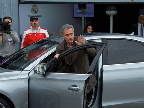 Mourinho bị tịch thu bằng lái nửa năm