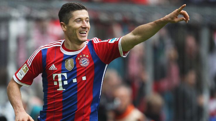 Robert Lewandowski trổ tài bịt mắt sút bóng trúng xà ngang
