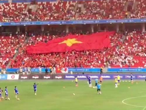 Bản hit ‘nắng ấm xa dần’ một lần nữa vang lên trước khi Việt Nam thi đấu
