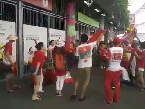 CĐV Việt Nam khuấy động không khí SVĐ quốc gia Singapore