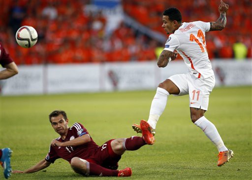 Latvia 0-2 Hà Lan: Kiên trì bám đuổi