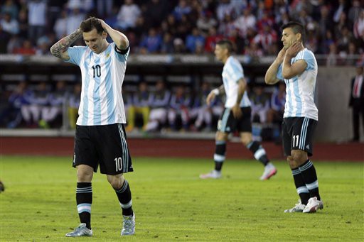 Argentina 2-2 Paraguay: Đánh rơi chiến thắng