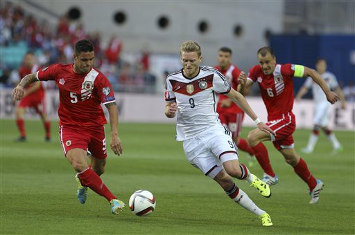 Gibraltar 0-7 Đức: Khi người Đức dội bom