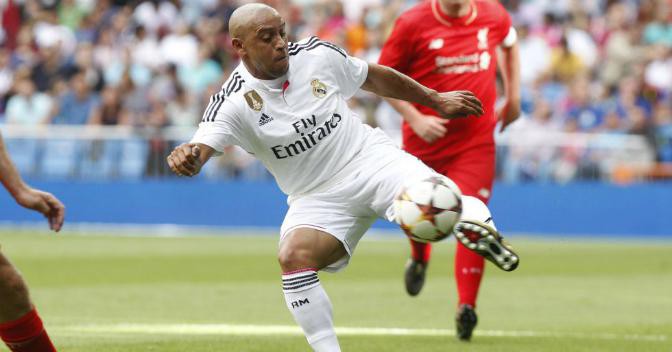 Pha đảo cánh ngẫu hứng của Roberto Carlos