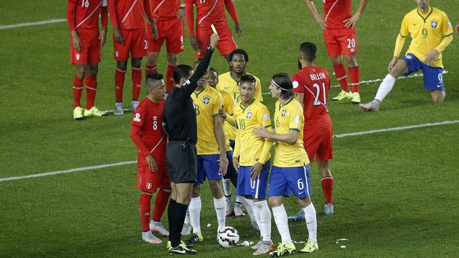 Chỉ vì ‘hớt bọt’ mà Neymar dính thẻ vàng