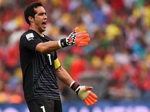 Thủ môn Claudio Bravo : “Chúng tôi mắc quá nhiều lỗi”